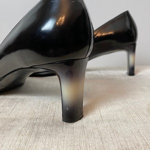 Tacones Armani Vtg Y2K zapatos de moda de charol negro con tacones gruesos de plástico blanco lechoso de 2 tonos anchos / talla 9 imagen 1