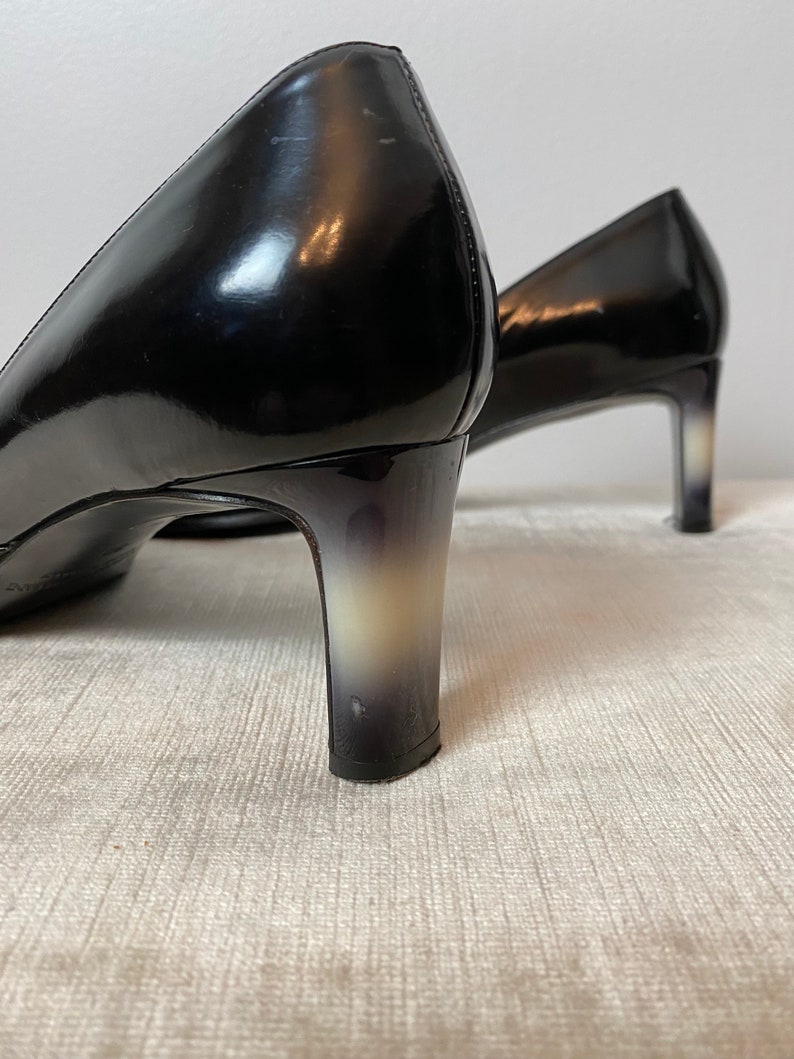 Tacones Armani Vtg Y2K zapatos de moda de charol negro con tacones gruesos de plástico blanco lechoso de 2 tonos anchos / talla 9 imagen 1