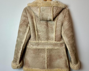 Vintage 1970’s Shearling Jacket with Hood Women’s sheepskin winter coats Warm patchwork style beige~ Sherpa~ Size Med- LG 40