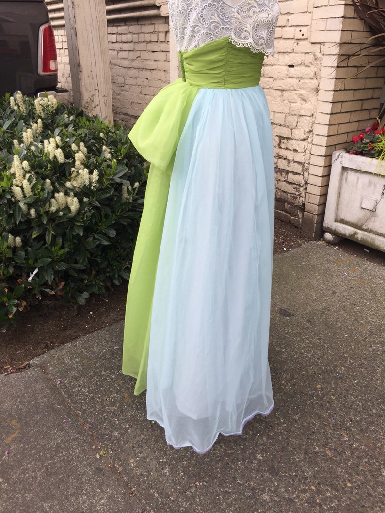 Absolutely Fab Fun Wedding dress or formal~ 1960/'s baby blue creamy lace with green cumber waist and bow~ full length~ XSMALL