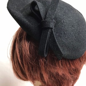 1930er kleiner schwarzer Biber Filzhut ~ 30er 40er Jahre Pin-up Style ~ Hollywoodschaukel 50er Jahre Filzhut ~ zierlich ~ Minihut stylisches Design