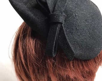 Mały czarny kapelusz z filcu bobrowego z lat 30. XX wieku ~ styl pin-up z lat 30. i 40. XX wieku ~ swing speakeasy old Hollywood, rozmiar mały, petite ~ mini kapelusz, stylowy design