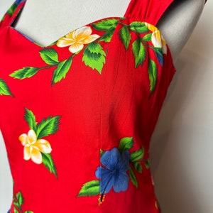 robe hawaïenne vintage des années 80 décolleté en coeur coupe & flare robe d'été rouge floral tropical vif/taille Med-LG image 2