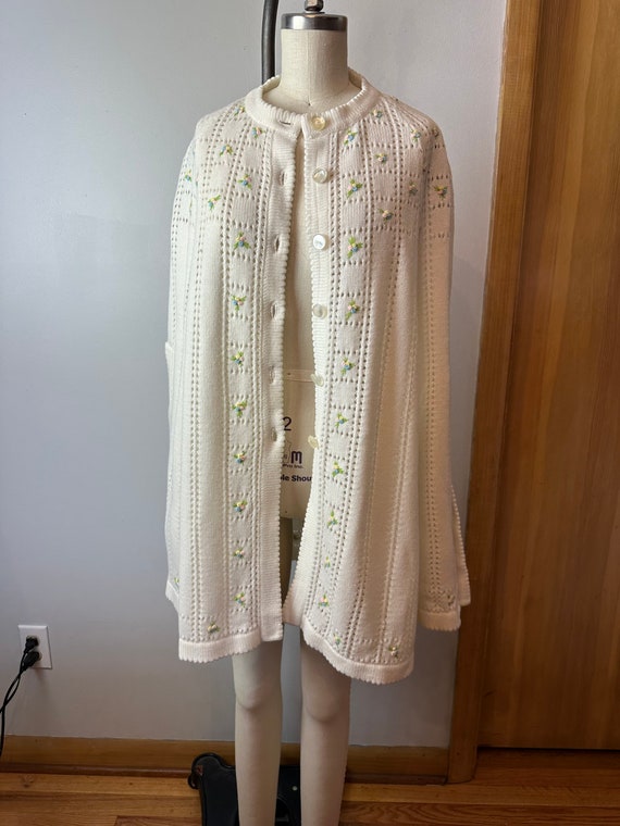 60’s Boho hippie White shawl Poncho~ buttons fron… - image 7