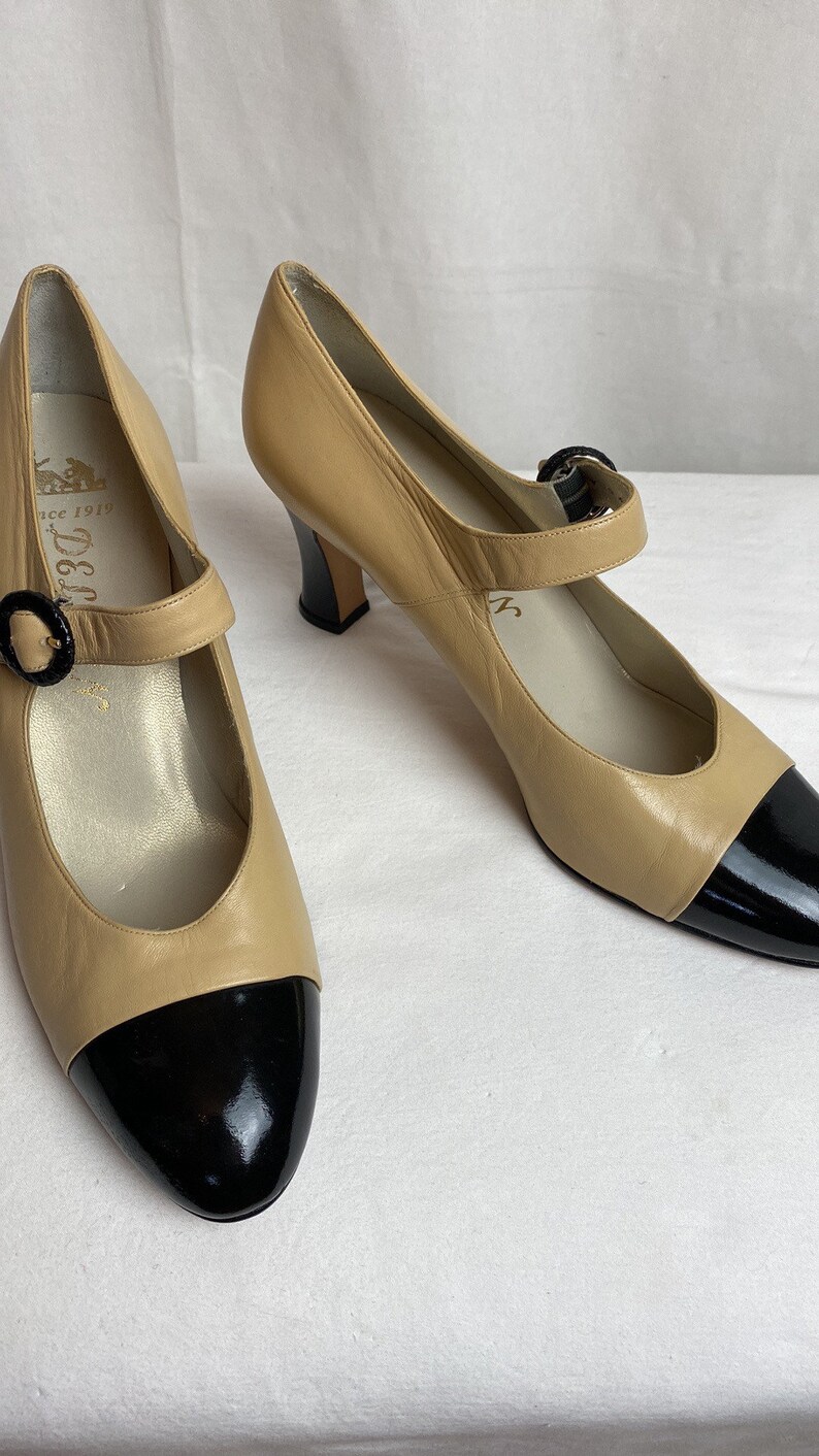 20s 30s style spectator pumps ankle strap buckles2 tone blonde with black patent leather taupe Delman vintage shoes flapper 1920s image 4