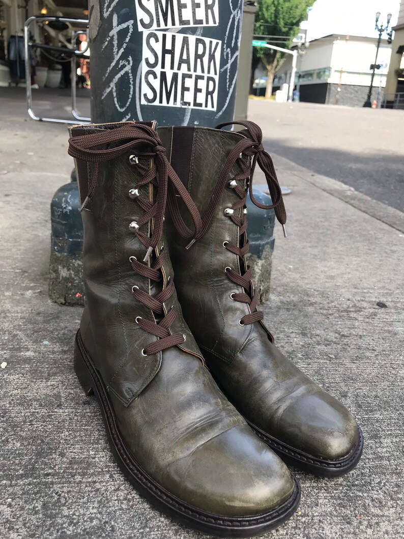 Donald J Pliner Lace up Boots kvinners midtkalv olivengrønnlaget i Italia1990-tallets grunge vibefeminin kampstøtte Størrelse 7 12 kvinners midtkalv olivengrønnlaget i Italia1990-tallets grunge vibe feminine combat boot Size 7 12