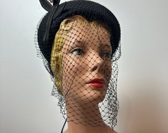 50-tals fantastisk helnätad hatt ~ stor rund fascinator svart filthattar från 1950-talet ~ filtad pärlpärlblomma ~ pinup gammal Hollywood / storlek 22+