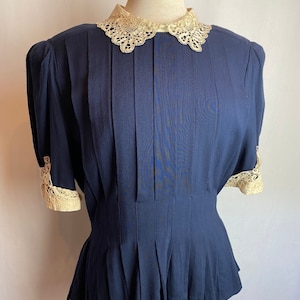 Prachtige antieke kanten blouse ~ volledig geplooid ~ knopen aan de achterkant ~ vrouwelijk Edwardiaans gestileerd uniek vrouwelijk Maat Lg
