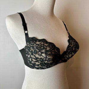 Vintage lace bra 1960s black & nude padded lacy bra sexy french cut style plunge pin up / size 34 B image 3