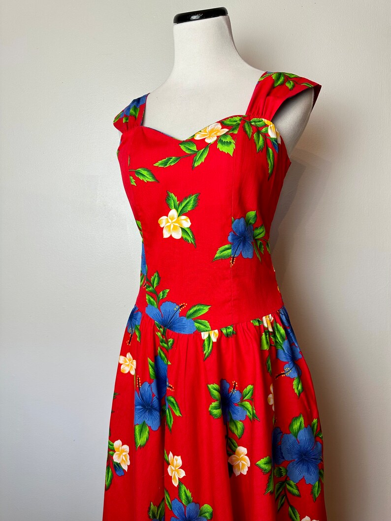 robe hawaïenne vintage des années 80 décolleté en coeur coupe & flare robe d'été rouge floral tropical vif/taille Med-LG image 1