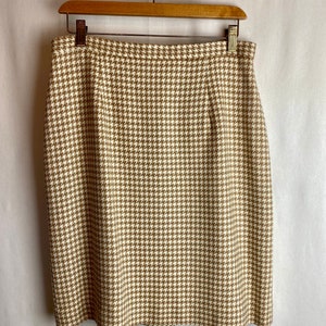 VTG camel color houndstooth wool skirt pencil skirts short kick pleat 80s 90s vintage size XL 34 waist image 4