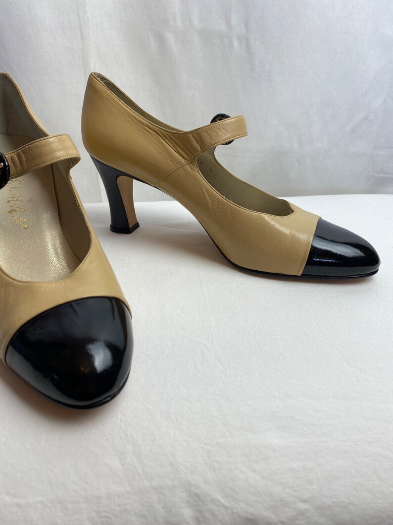 20s 30s style spectator pumps ankle strap buckles2 tone blonde with black patent leather taupe Delman vintage shoes flapper 1920s image 3