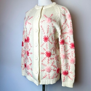 VTG 60’s pink flowers embroidery cardigan sweater~ pinks & off white Groovy 1960 Spring knit acrylic sweaters~ size S-M