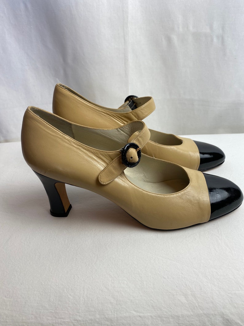 20s 30s style spectator pumps ankle strap buckles2 tone blonde with black patent leather taupe Delman vintage shoes flapper 1920s image 5