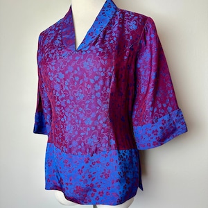 Wunderschöne Bluse aus reiner Seide mit schillerndem Kontrast in Fuchsia und Blau, zweifarbig, asiatisches Top mit Blumenmuster, Größe M Bild 2