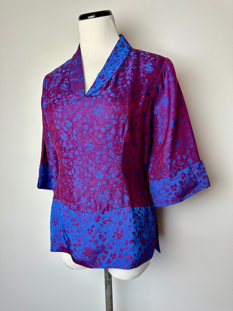 Wunderschöne Bluse aus reiner Seide mit schillerndem Kontrast in Fuchsia und Blau, zweifarbig, asiatisches Top mit Blumenmuster, Größe M Bild 2