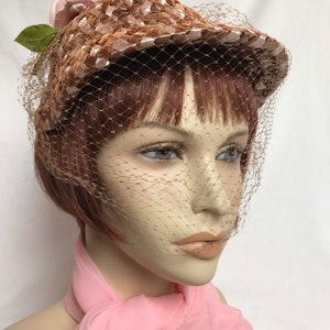 50er Jahre Raffia Hut mit Blumenmuster, Netzschleier, Muschelform, Hut mit Hutnetz, Hut aus Bast