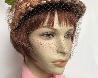 Cappello in rafia intrecciata color cuoio e rosa con velo anni '50 con fiore ~ rete di velo ~ forma a conchiglia ~ cappello da dichiarazione primaverile ed estivo / taglia aperta