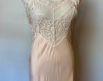 Gorgeous 40’s cold rayon Night gown~ light coral pink lacy bias cut/ full length fitted lovely 1940’s pinup Medium