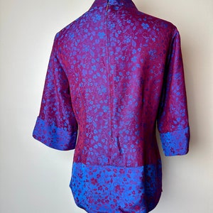 Wunderschöne Bluse aus reiner Seide mit schillerndem Kontrast in Fuchsia und Blau, zweifarbig, asiatisches Top mit Blumenmuster, Größe M Bild 5