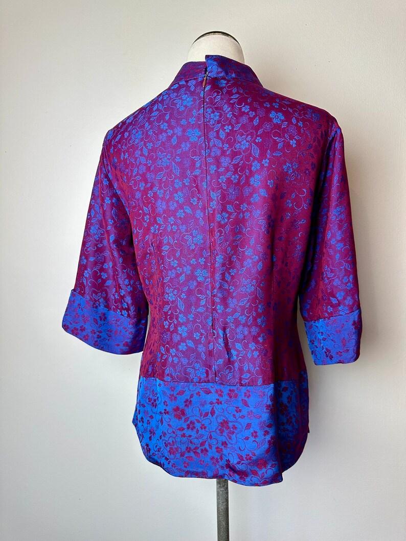 Wunderschöne Bluse aus reiner Seide mit schillerndem Kontrast in Fuchsia und Blau, zweifarbig, asiatisches Top mit Blumenmuster, Größe M Bild 5