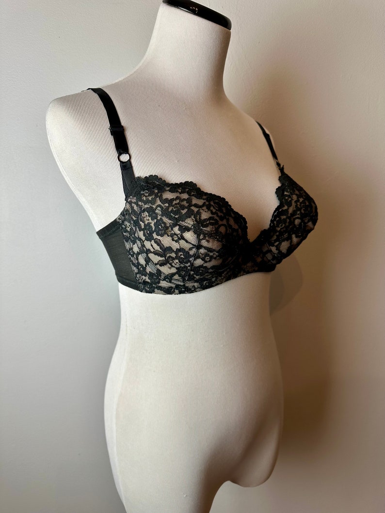 Vintage lace bra 1960s black & nude padded lacy bra sexy french cut style plunge pin up / size 34 B image 2