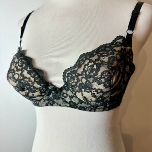 Vintage lace bra 1960s black & nude padded lacy bra sexy french cut style plunge pin up / size 34 B image 1
