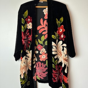 VTG シルキー ベルベット ローブ ジャケット ブラックにカラフルな花柄プリント～大胆な着物風～カバーレット カーディガン レイヤー/サイズ ミディアム オープン