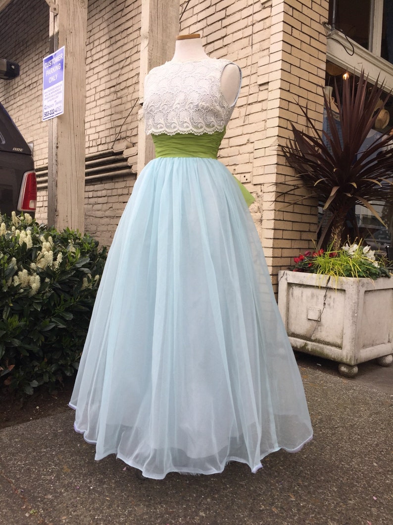 Absolutely Fab Fun Wedding dress or formal~ 1960/'s baby blue creamy lace with green cumber waist and bow~ full length~ XSMALL
