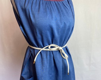 Robe droite des années 60 ~ smockée trapèze sans manches robe d'été tunique denim-bleu rouge surpiqûres surdimensionnées boxy jamais portée ~ taille XL