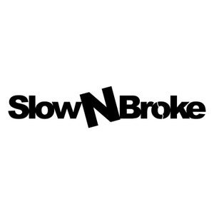 Könnte beinhalten: Schwarzweißes Logo mit dem Text "Slow N Broke" in einer fetten, serifenlosen Schrift.