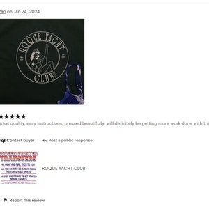 Pode incluir: Uma camiseta verde escura com um gr&aacute;fico circular branco que diz "Rogue Yacht Club" e apresenta uma mulher de biqu&iacute;ni. O gr&aacute;fico &eacute; rodeado por uma borda branca.
