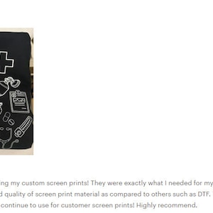 Pu&ograve; includere: Un trasferimento di stampa serigrafica personalizzato nero con simboli medici bianchi, tra cui uno stetoscopio, una siringa, bende e una croce. Il testo "Chris did a perfect job on making my custom screen prints! They were exactly what I needed for my shop and designs. I can already tell a difference on the durability and quality of screen print material as compared to others such as DTF. The custom screen print transfer is 100% better than a DTF transfer. Will continue to use for customer screen prints! Highly recommend." &egrave; visibile sotto l'immagine.