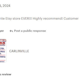Pu&ograve; includere: Una recensione a cinque stelle per un negozio Etsy. La recensione recita "This is my favorite Etsy store EVER!!! Highly recommend! Customer service is unbeatable!!!". Il nome del recensore &egrave; Robin e la recensione &egrave; stata pubblicata il 16 gennaio 2024. L'immagine mostra anche una piccola immagine di un prodotto con il testo "SCREEN PRINTED TRANSFERS" e "CARLINVILLE".