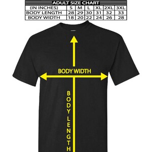 Op de afbeelding: Een zwart T-shirt met een gele omtrek die de lichaamslengte- en breedtemaat in inches aangeeft. De maattabel toont de maten voor jeugd- en volwassen maten.