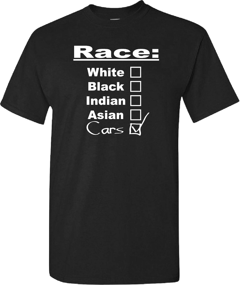 Op de afbeelding: Zwart T-shirt met witte tekst die "Race: Wit Zwart Indiaas Aziatisch Auto's" zegt met een vinkje naast "Auto's".