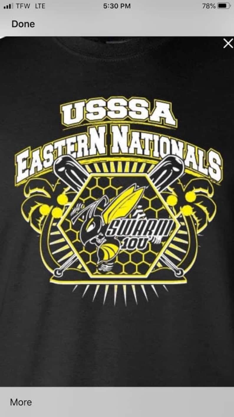 K&ouml;nnte beinhalten: Schwarzes T-Shirt mit einem gelben und wei&szlig;en Grafikdesign. Die Grafik zeigt eine Biene mit dem Text "SWARM YOU" und den Worten "USSSA EASTERN NATIONALS".