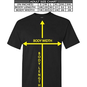 Pode incluir: Uma camiseta preta com um contorno amarelo mostrando as medidas do comprimento do corpo e da largura do corpo. O gr&aacute;fico de tamanho &eacute; mostrado acima da camiseta. O gr&aacute;fico mostra as medidas em polegadas para tamanhos de jovens e adultos.