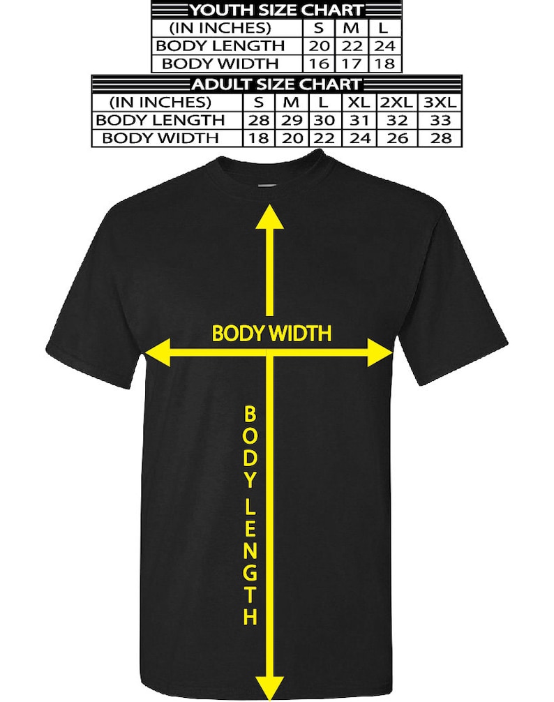 Pode incluir: Uma camiseta preta com um contorno amarelo mostrando as medidas do comprimento do corpo e da largura do corpo. O gr&aacute;fico de tamanho &eacute; mostrado acima da camiseta. O gr&aacute;fico mostra as medidas em polegadas para tamanhos de jovens e adultos.