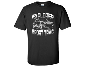 Op de afbeelding: Zwart T-shirt met een witte afbeelding van een Ford Explorer Sport Trac pick-up truck en de tekst "Explored Sport Trac".