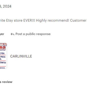 K&ouml;nnte beinhalten: Eine F&uuml;nf-Sterne-Bewertung f&uuml;r einen Etsy-Shop. Die Bewertung lautet "This is my favorite Etsy store EVER!!! Highly recommend! Customer service is unbeatable!!!". Der Rezensent hei&szlig;t Robin und die Bewertung wurde am 16. Januar 2024 ver&ouml;ffentlicht. Das Bild zeigt auch ein kleines Bild eines Produkts mit dem Text "SCREEN PRINTED TRANSFERS" und "CARLINVILLE".