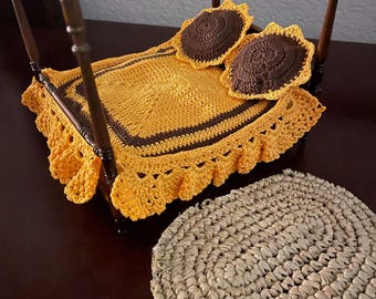 1:12 Scale Miniature Crochet Bedding Set with Sunflower Pillows, Handmade Dollhouse Bedspread for Double Bed Display