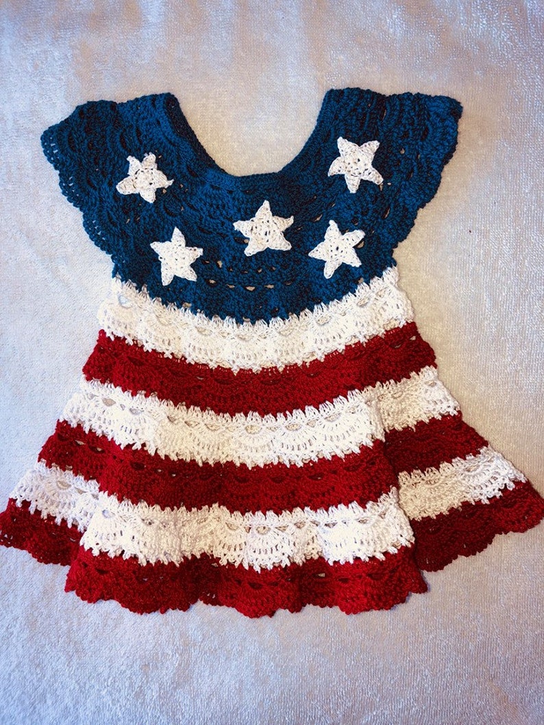 Modèle patriotique de robe de bébé au crochet pour toutes les filles américaines du 4 juillet, modèle au crochet image 1