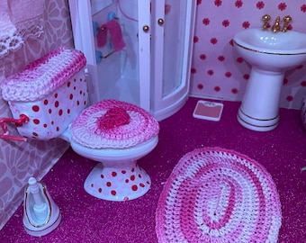 Handmade Crocheted Dollhouse Bathroom Set – 1:12 Scale Toilet Rug & Seat Cover