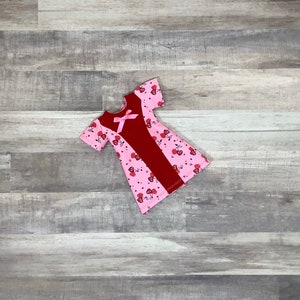 Wellie Wisher Valentinstag Kleid, WW Love Kleid, 14&quot; Puppe Valentines Kleid, Glitzer Mädchen Puppenkleid, 14 Zoll Puppenkleid