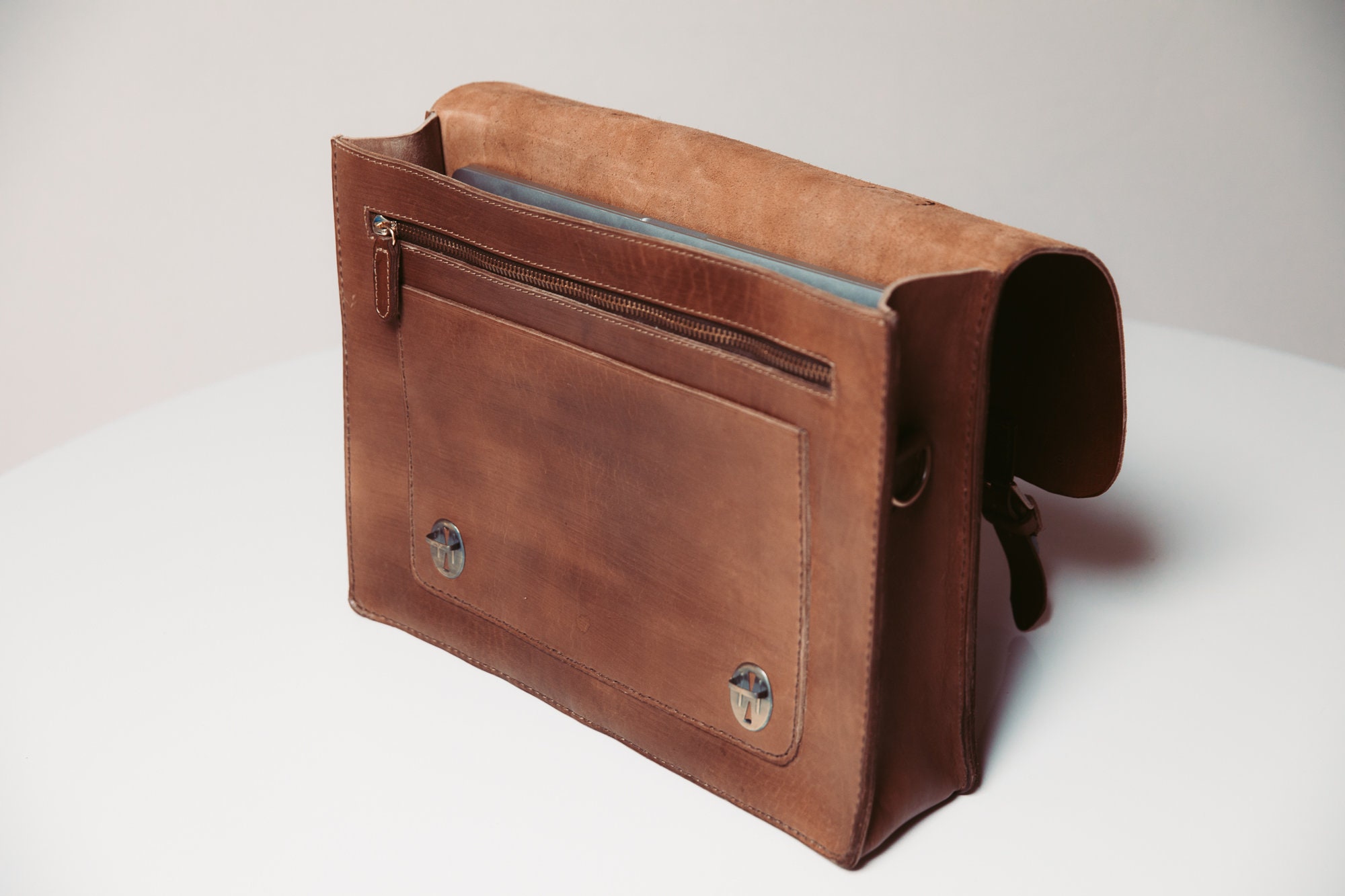 MIM THE WARDROBE☆CRACK LEATHER MESSENGER BAG MUSINSA | MIMTHEWARDROBE Monta crack leather messenger bag_Brown