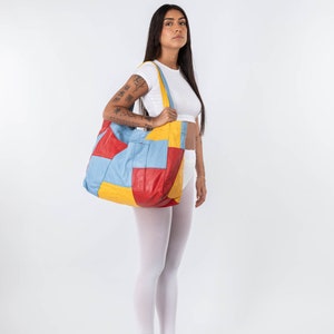 Geüpcyclede patchwork draagtas Kleurrijke leren draagtas Zacht leren draagtas Oversized tas Patchwork Duurzame draagtas Roze Handgemaakte draagtas Kleurbloktas Blue/Red/Yellow