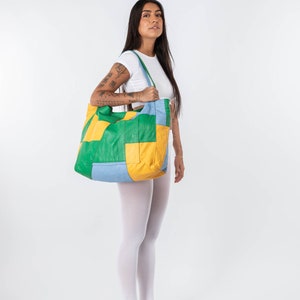 Geüpcyclede patchwork draagtas Kleurrijke leren draagtas Zacht leren draagtas Oversized tas Patchwork Duurzame draagtas Roze Handgemaakte draagtas Kleurbloktas Green/Yellow/Blue