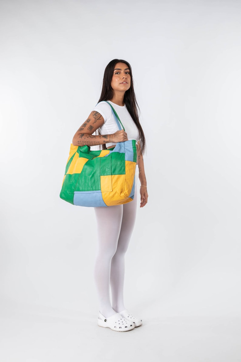 Geüpcyclede patchwork draagtas Kleurrijke leren draagtas Zacht leren draagtas Oversized tas Patchwork Duurzame draagtas Roze Handgemaakte draagtas Kleurbloktas Green/Yellow/Blue