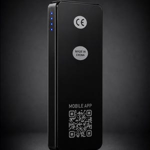 Pu&ograve; includere: Un power bank nero rettangolare con finitura liscia. La parte anteriore presenta un marchio CE, un'etichetta Made in China e un codice QR con l'etichetta Mobile App. Quattro piccole spie LED blu sono visibili sul bordo laterale del dispositivo.